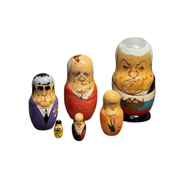 Foto de um(a) Matrioska Russa Soviética | Conjunto completo satírico em madeira pintada à mão, da categoria de Modelos e estatuetas. Conjunto de matrioskas russas em madeira torneada e pintada à mão, com temática política satírica representando líderes da... Vendido no marketplace Trésors.