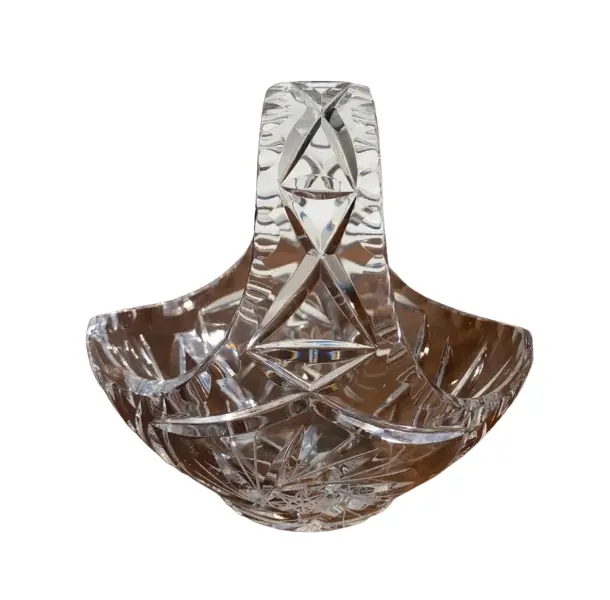 Foto de um(a) Antiga Cesta Decorativa Em Cristal Tcheco Lapidado Mao, da categoria de Cestos e Caixas. Antiga e linda cesta em cristal tcheco, toda lapidada à mão. Medidas 15x16cm. Vendido no marketplace Trésors.