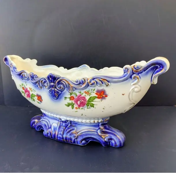 Foto de um(a) Centro de Mesa Anos 40, da categoria de Centro de mesa. Centro de mesa em porcelana policromada, década de 1940 procedência brasileira. A: 13cm L: 30cm P: 11cm Peso: 776g. Mostrado de uma perspectiva diferente. Vendido no marketplace Trésors.