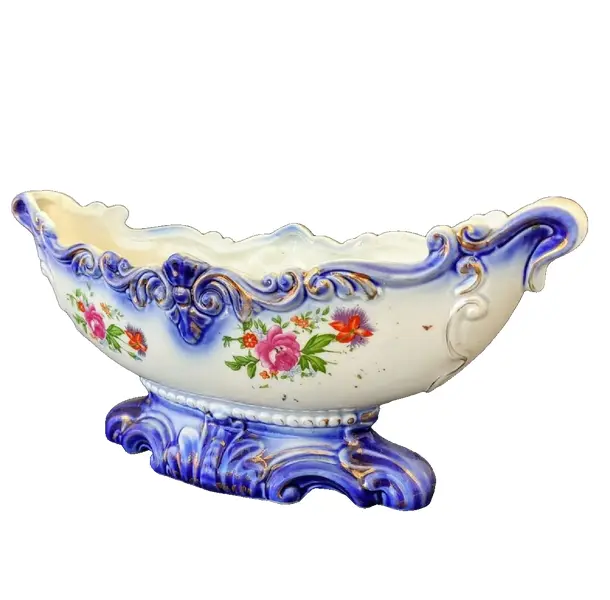 Foto de um(a) Centro de Mesa Anos 40, da categoria de Centro de mesa. Centro de mesa em porcelana policromada, década de 1940 procedência brasileira. A: 13cm L: 30cm P: 11cm Peso: 776g. Vendido no marketplace Trésors.