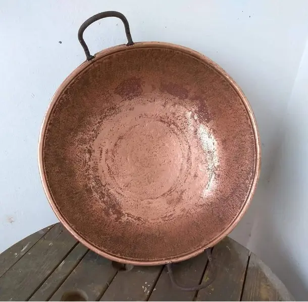 Foto de um(a) Tacho Cobre Maciço anos 60, da categoria de Panelas. Tacho antigo em cobre maciço, década de 1960. Diâmetro: 43 cm A: 15 cm Peso: 2,800 kg. Mostrado de uma perspectiva diferente. Vendido no marketplace Trésors.