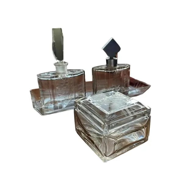 Foto de um(a) Antigo Conjunto Toucador Perfumeiros Cristal Francês A Deco, da categoria de Perfumeiros. Antigo e finíssimo conjunto de toucador para toilette composto por dois perfumeiros, uma caixa pozeira/porta jóias e uma... Vendido no marketplace Trésors.