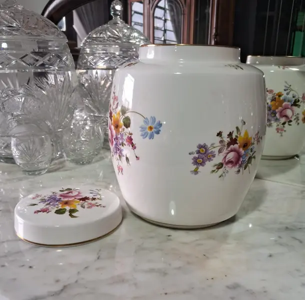 Foto de um(a) Potiche porcelana inglesa Royal Crown Derby, da categoria de Garrafas, potes e jarros. Potiche em porcelana inglesa da renomada Royal Crown Derby, com o clássico padrão floral Derby Posies, introduzido em meados... Mostrado de uma perspectiva diferente. Vendido no marketplace Trésors.