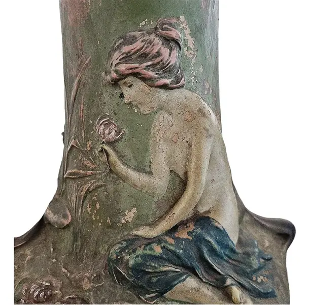 Foto de um(a) Antigo vaso estilo e período Art Noveau - terracota policromado, da categoria de Vasos. Antigo vaso estilo e período art noveau em terracota assinado August Otto fabricada por Johann Maresch . August Otto era... Mostrado de uma perspectiva diferente. Vendido no marketplace Trésors.