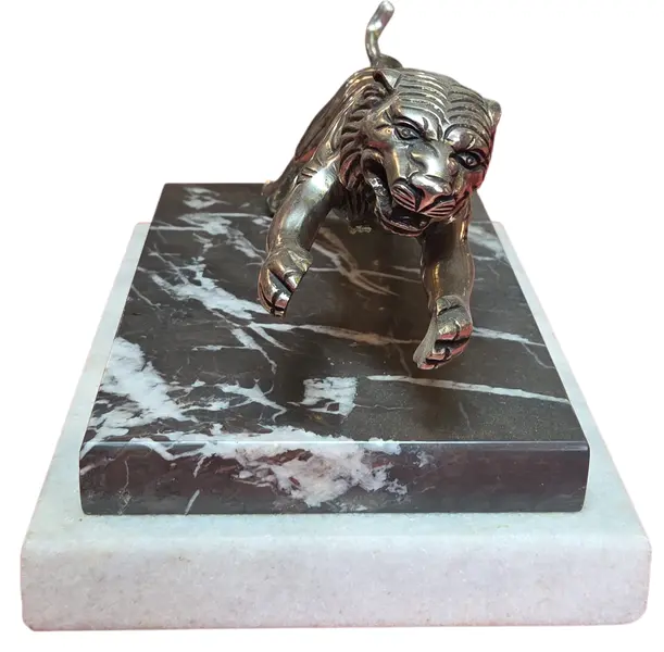 Foto de um(a) Antiga Escultura Tigre em Metal Prateado sobre Base Dupla de Mármore – Esmaltarte, da categoria de Escultura. Impressionante peça decorativa vintage, esta escultura captura a força e o dinamismo de um tigre em posição de ataque. Com... Mostrado de uma perspectiva diferente. Vendido no marketplace Trésors.