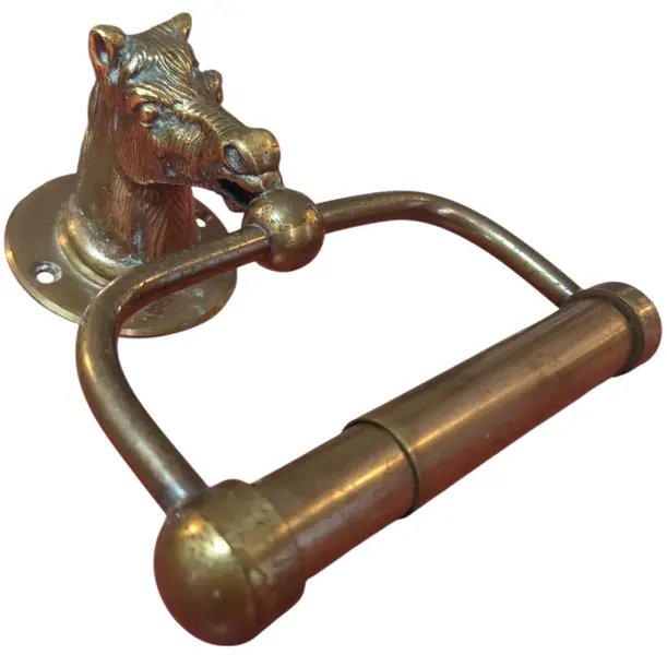 Foto de um(a) Antigo Suporte de Papel Higiênico em Bronze Maciço – Cabeça de Cavalo, da categoria de Suportes decorativos. Apresentamos um item de decoração funcional e cheio de personalidade: um suporte para papel higiênico confeccionado... Mostrado de uma perspectiva diferente. Vendido no marketplace Trésors.