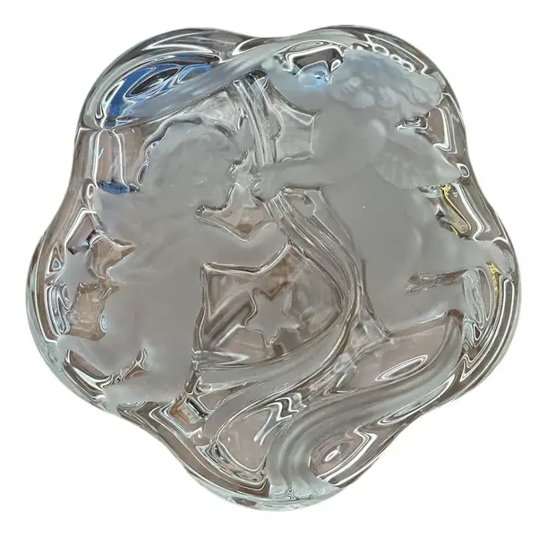 Foto de um(a) Antiga Caixa Decorativa Figura Anjo Cristal Francês Satiné, da categoria de Cestos e Caixas. Antiga caixa decorativa em cristal francês, com belíssima decoração de anjos satiné em baixo relevo. Peça importante, de... Vendido no marketplace Trésors.