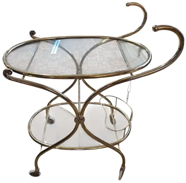 Foto de um(a) Carrinho de Chá Italiano – Bronze e Latão com Vidro Temperado, da categoria de Carrinhos de bar e auxiliares. Exemplar sofisticado do design europeu, este carrinho de chá (ou carrinho bar) combina a robustez do bronze com o brilho... Mostrado de uma perspectiva diferente. Vendido no marketplace Trésors.