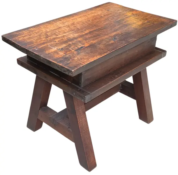 Foto de um(a) Mesa de Cabeceira em Madeira Maciça Antiga com Gaveta e Puxador de Madeira, da categoria de Cabeceiras. Excelente mesa de cabeceira confeccionada integralmente em madeira maciça de alta densidade e com estrutura robusta. Mostrado de uma perspectiva diferente. Vendido no marketplace Trésors.