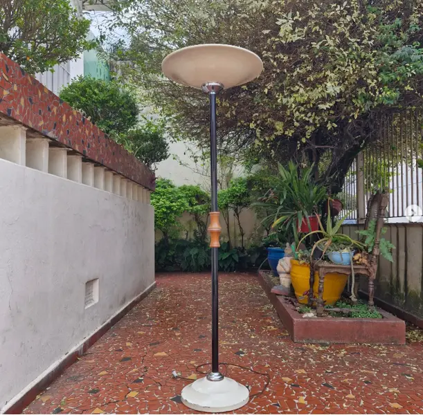 Foto de um(a) ​Luminária de chão anos 50 / 60 estilo Art Déco, da categoria de Luminárias de chão. Luminária de chão anos 50 / 60 estilo Art DécoEsta luminária de piso vintage, com cúpula voltada para cima caracterizada... Mostrado de uma perspectiva diferente. Vendido no marketplace Trésors.