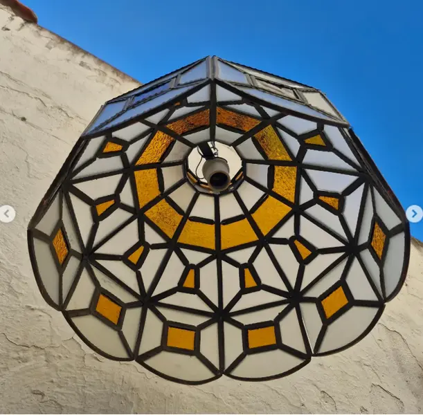 Foto de um(a) ​Lustre pendente antigo em estilo Tiffany, da categoria de Lustres. Lustre pendente antigo em estilo Tiffany, fabricado originalmente entre as décadas de 1960 e 1970.Ele se destaca por sua... Mostrado de uma perspectiva diferente. Vendido no marketplace Trésors.