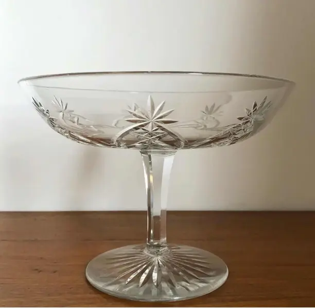Foto de um(a) Antiga Fina Fruteira Centro De Mesa Cristal Francês Baccarat, da categoria de Fruteiras. Baccarat. Antiga e fina fruteira em cristal francês, toda lapidada à mão com linhas geométricas formando estrelas, o fundo... Mostrado de uma perspectiva diferente. Vendido no marketplace Trésors.