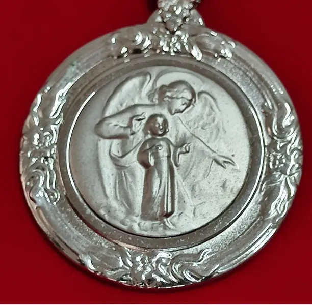 Foto de um(a) Medalha de Berço Anjo da Guarda em Latão Espessurado em Prata, Década de 1950, da categoria de Objetos religiosos e espirituais. Medalha de berço anjo da guarda, em latão espessurado em prata, anos 1950. Diâmetro: 6,2 cm A: 9,8 cm Peso: 62 g. Mostrado de uma perspectiva diferente. Vendido no marketplace Trésors.