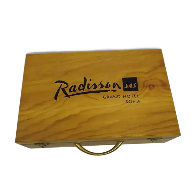 Foto de um(a) Caixa Hotel Radisson antiga em madeira, da categoria de Cestos e Caixas. Caixa de madeira antiga, da rede de hotéis Radisson. Possui divisórias internas para uma garrafa pequena, compartimento para... Vendido no marketplace Trésors.