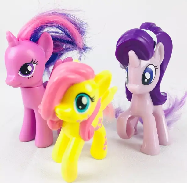 Foto de um(a) Trio de My Little Pony, da categoria de Brinquedos e Hobbies. TRIO DE UNICÓRNIOS DA MY LITTLE PONY MEDINDO CERCA DE 8CM DE ALTURA. TODOS EM BOM ESTADO DE CONSERVAÇÃO. Mostrado de uma perspectiva diferente. Vendido no marketplace Trésors.