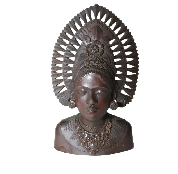 Foto de um(a) Escultura feminina da Indonésia, da categoria de Escultura. Belíssima representação de figura feminina, divindade, com exímio trabalho de entalhe. Origem: Indonésia, anterior à sua... Vendido no marketplace Trésors.