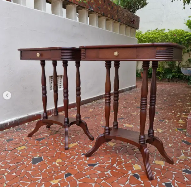 Foto de um(a) Par de mesas de canto em madeira nobre, da categoria de Mesas laterais. Belíssimo par de mesas de canto em madeira nobre com pés torneados e gavetas (peças restauradas)Medidas: altura 69 cm x... Mostrado de uma perspectiva diferente. Vendido no marketplace Trésors.