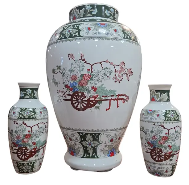 Foto de um(a) Conjunto de Vasos de Porcelana Schmidt Brasil - Estilo Oriental (3 Peças), da categoria de Vasos. Nota importante: O vaso principal possui um fio de cabelo (fissura leve) na borda superior, conforme detalhado nas fotos, o... Mostrado de uma perspectiva diferente. Vendido no marketplace Trésors.