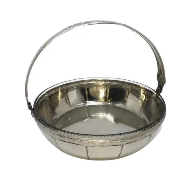 Foto de um(a) Antiga Cesta Centro De Mesa Em Prata Wmf E Cristal Art Deco, da categoria de Cestos e Caixas. WMF. Antiga cesta alemã em metal espessurado a prata. Com recipiente original em cristal com a borda lapidada à mão. Peça... Vendido no marketplace Trésors.