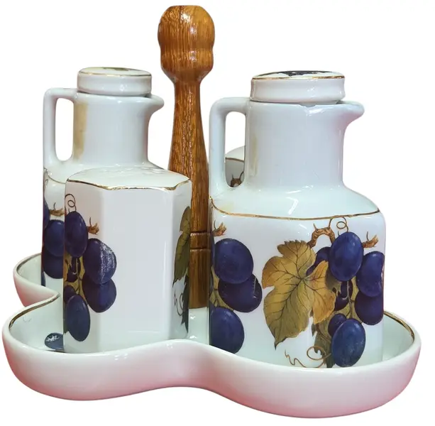 Foto de um(a) Galheteiro de Porcelana com Estampa de Uvas e Suporte de Madeira, da categoria de Saleiros e pimenteiros. Galheteiro de porcelana com estampa de uvas e suporte de madeira. Mostrado de uma perspectiva diferente. Vendido no marketplace Trésors.