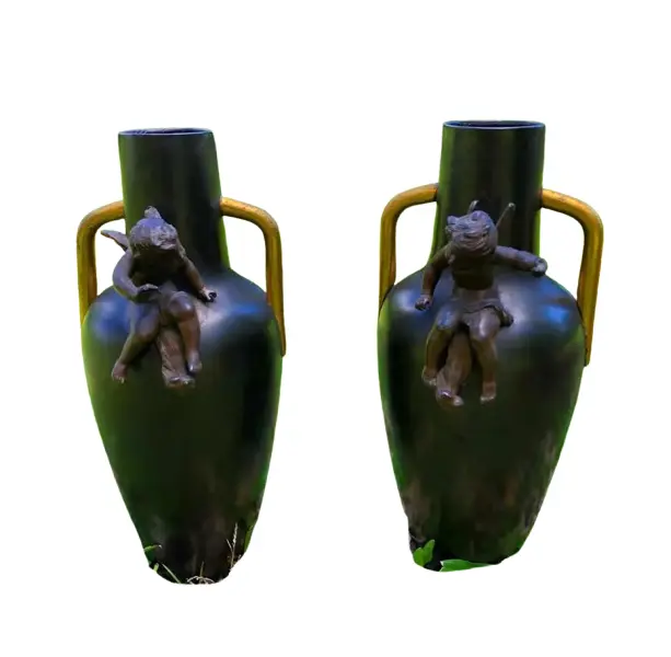 Foto de um(a) Antigo Raro Par De Esculturas Vasos Fada Anjo Bronze Francês, da categoria de Vasos. Antigo e lindo par de vasos/esculturas em bronze francês, em uma das peças temos um anjo e do outro uma fada. Peças de ótima... Vendido no marketplace Trésors.