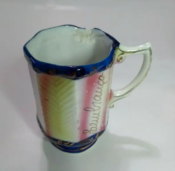 Foto de um(a) Caneca em Porcelana Isabelina Policromada, da categoria de Canecas. Caneca em porcelana isabelina policromada, com defeito de fábrica na borda. A: 9m / Diâmetro: 6cm peso: 168g. Mostrado de uma perspectiva diferente. Vendido no marketplace Trésors.
