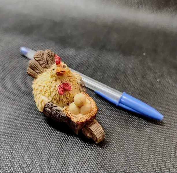 Foto de um(a) Mini Galinha em Resina Italiana, Anos 1990, da categoria de Modelos e estatuetas. Miniatura de galinha empurrando um carrinho com um ninho cheio de ovos. Em resina italiana, policromada dos anos 1990. A: 5... Mostrado de uma perspectiva diferente. Vendido no marketplace Trésors.