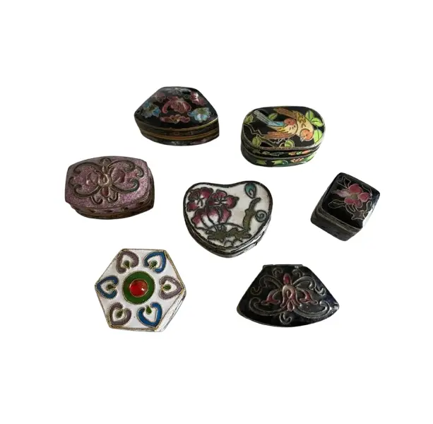 Foto de um(a) Antiga Rara Coleção Com 7 Caixinhas Em Metal Cloisonné, da categoria de Outros colecionáveis. Peças feitas à mão. Século XX.Muito decorativas e colecionares. Bem conversadas Medida da maior aproximadamente 4cm. Vendido no marketplace Trésors.