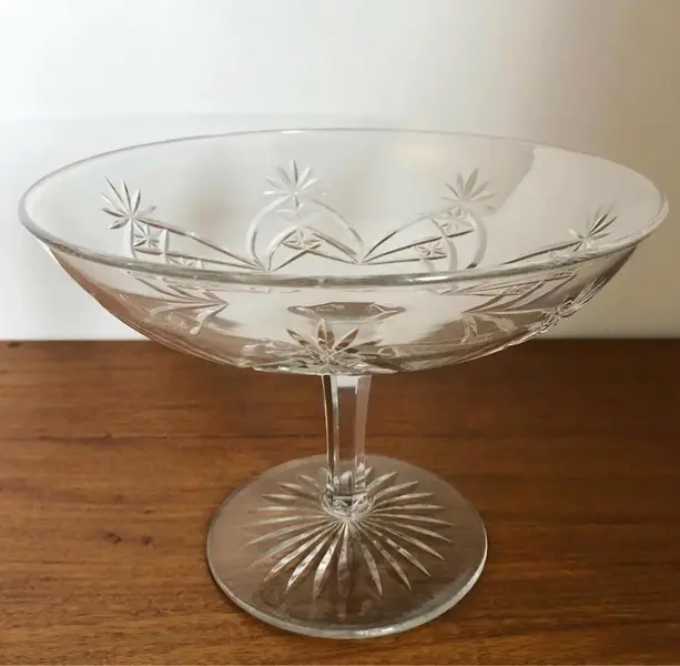 Foto de um(a) Antiga Fina Fruteira Centro De Mesa Cristal Francês Baccarat, da categoria de Fruteiras. Baccarat. Antiga e fina fruteira em cristal francês, toda lapidada à mão com linhas geométricas formando estrelas, o fundo... Mostrado de uma perspectiva diferente. Vendido no marketplace Trésors.