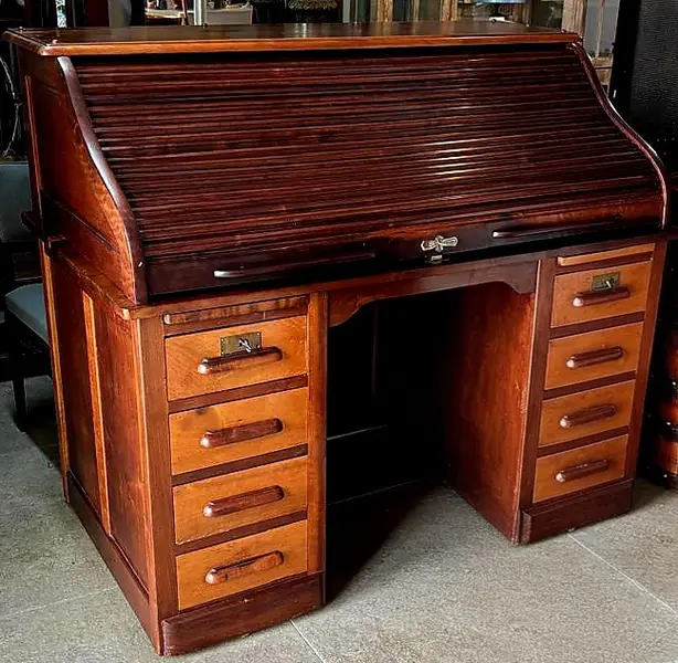 Foto de um(a) Escrivaninha Xerife Antiga – Mobiliário Vintage Raro, Peça Magnífica em Excelente Estado, da categoria de Escrivaninhas e Mesas de escritório. Clássica escrivaninha modelo Xerife, sem dúvidas uma das peças mais requisitadas e icônicas do mobiliário vintage. Um móvel... Mostrado de uma perspectiva diferente. Vendido no marketplace Trésors.