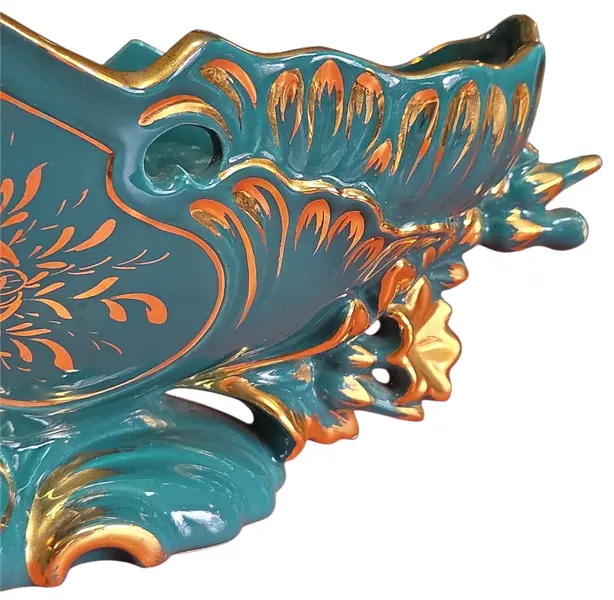 Foto de um(a) Centro de Mesa em Porcelana Esmaltada e Arabescos em Ouro, da categoria de Cachepot. Elegância Clássica: Centro de Mesa em Porcelana Premium Adicione um toque de sofisticação e história ao seu ambiente com... Mostrado de uma perspectiva diferente. Vendido no marketplace Trésors.
