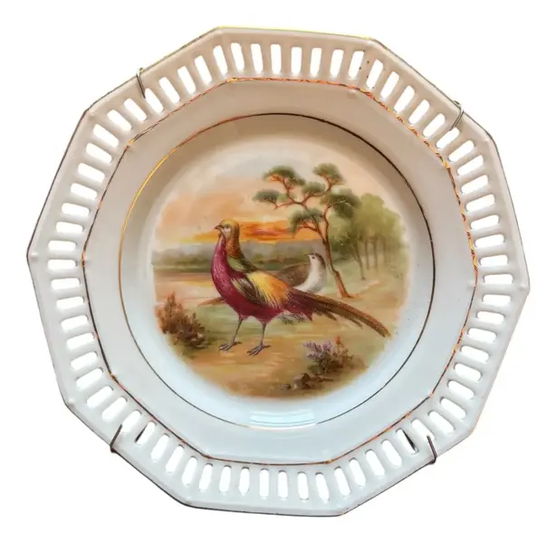 Foto de um(a) Antigo Prato Decorativo Pássaros Porcelana Alemã Bavaria, da categoria de Pratos Decorativos. Antigo e lindo pratinho com decoração de pássaros. Borda fenestrada. Perfeito! Diâmetro 15cm. Vendido no marketplace Trésors.