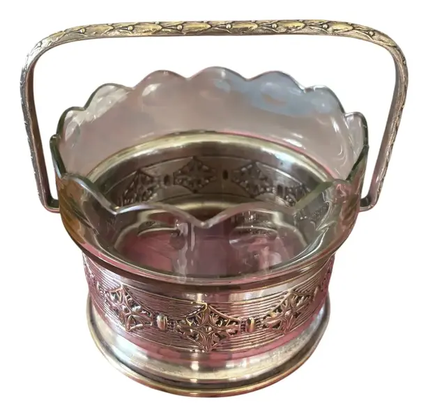 Foto de um(a) Antiga Cestinha Art Deco Em Prata Wmf E Cristal Lapidado, da categoria de Cestos e Caixas. Antiga e preciosa cestinha decorativa em metal espessurado a prata e cristal lapidado. Peça em seu estado original, do... Vendido no marketplace Trésors.