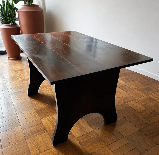 Foto de um(a) Mesa de jantar maciça em madeira de lei, da categoria de Mesas de Jantar. Mesas de jantar em madeira maciça.Altura 78 cmLargura 138 cmProfundidade 88 cm. Mostrado de uma perspectiva diferente. Vendido no marketplace Trésors.