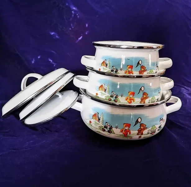 Foto de um(a) Panelinhas Esmaltadas Infantil, Década de 1990, da categoria de Panelas. Combo de panelas esmaltadas, alças e tampa com borda de inox. Desenho infantil com família de ursinhos em ambos os lados da... Mostrado de uma perspectiva diferente. Vendido no marketplace Trésors.