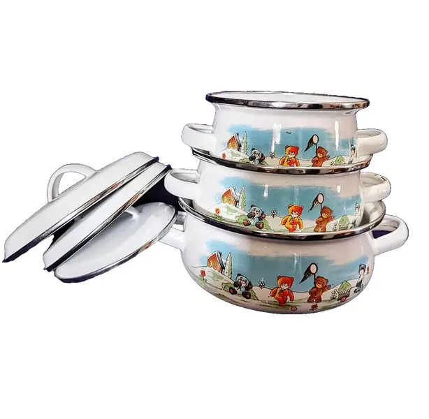 Foto de um(a) Panelinhas Esmaltadas Infantil, Década de 1990, da categoria de Panelas. Combo de panelas esmaltadas, alças e tampa com borda de inox. Desenho infantil com família de ursinhos em ambos os lados da... Vendido no marketplace Trésors.