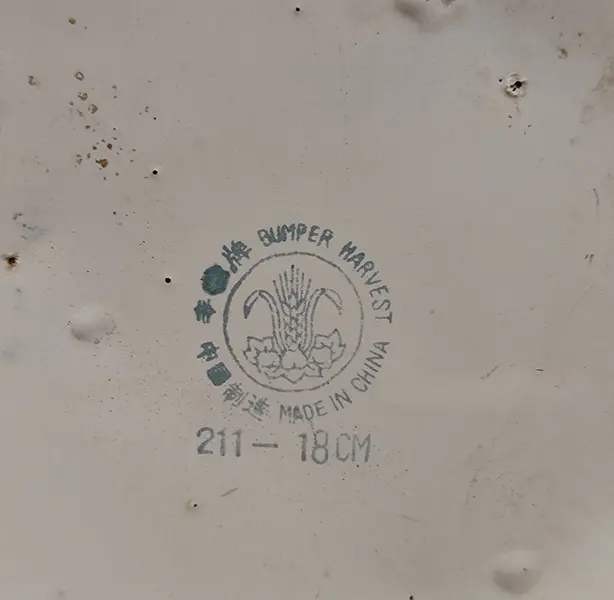 Foto de um(a) Bowl Esmaltado, Década de 1990, da categoria de Travessas e tigelas. Bowl esmaltado e com tampa. Branco com motivo floral. Made in china, anos 1990. A: 13 cm Diâmetro: 25,4 cm peso: 513 g. Mostrado de uma perspectiva diferente. Vendido no marketplace Trésors.