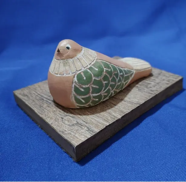 Foto de um(a) Pequena Pombinha em Cerâmica com Técnica Engobe, Década de 1970, da categoria de Modelos e estatuetas. Pequena pombinha em cerâmica usando como acabamento a técnica engobe, base tambem em cerâmica, década de 1970. A: 7 cm L: 11... Mostrado de uma perspectiva diferente. Vendido no marketplace Trésors.
