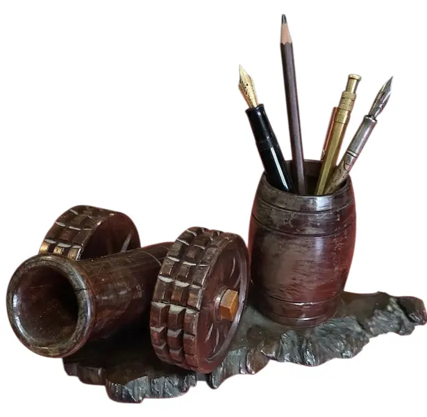 Foto de um(a) Canhão Decorativo em Madeira Nobre e Mini Barril – Peça Vintage, da categoria de Outros colecionáveis. Apresentamos uma distinta peça de coleção e decoração, rica em detalhes e executada com técnicas tradicionais de marcenaria.... Mostrado de uma perspectiva diferente. Vendido no marketplace Trésors.