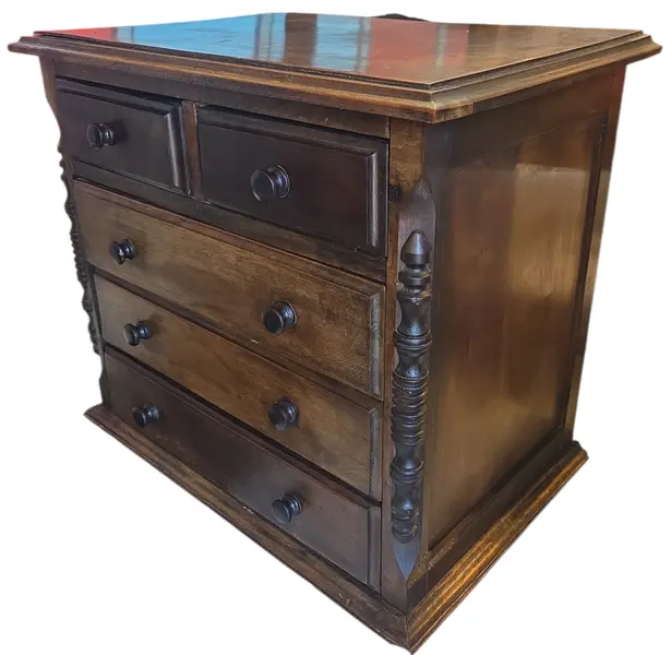 Foto de um(a) Mesa de Cabeceira Madeira Maciça – Charme Natural para sua Casa, da categoria de Cômodas e Sapateira. Leve o aconchego da natureza para dentro do seu lar. Esta cômoda valoriza a textura autêntica da madeira, trazendo... Vendido no marketplace Trésors.