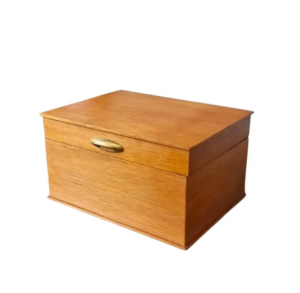 Foto de um(a) Caixa de madeira maciça vintage, da categoria de Cestos e Caixas. Grande caixa de madeira maciça, folheada com madeira clara, linhas retas.leves marcas do tempo que não ofuscam a beleza da... Vendido no marketplace Trésors.