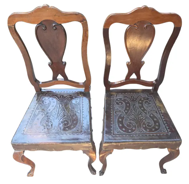 Foto de um(a) Par de Cadeiras Chippendale em Imbuia Maciça com Assento em Couro, da categoria de Outras cadeiras. Raro e imponente par de cadeiras de sala de jantar (sem braços) confeccionado em imbuia maciça, padrão construtivo de meados... Mostrado de uma perspectiva diferente. Vendido no marketplace Trésors.