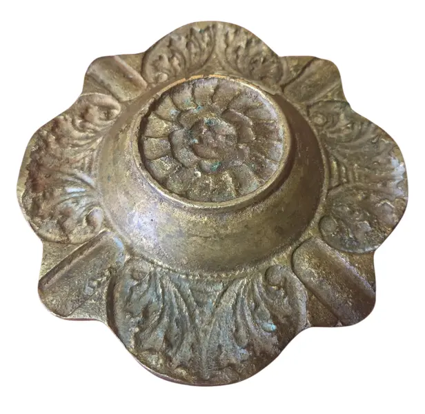 Foto de um(a) Cinzeiro em Bronze – Design Floral, da categoria de Cinzeiros. Elegância e durabilidade se unem neste cinzeiro circular em bronze trabalhado. O fundo exibe uma belíssima flor central em... Mostrado de uma perspectiva diferente. Vendido no marketplace Trésors.