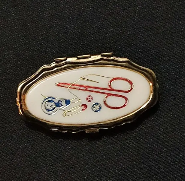 Foto de um(a) Costureiro de Bolsa Anos 80, da categoria de Outros colecionáveis. Costureiro de bolsa em caixa de metal dourado com tampa em acrílico policromado. Compondo o kit com material de costura de... Mostrado de uma perspectiva diferente. Vendido no marketplace Trésors.