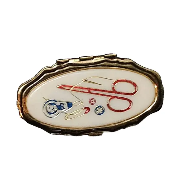 Foto de um(a) Costureiro de Bolsa Anos 80, da categoria de Outros colecionáveis. Costureiro de bolsa em caixa de metal dourado com tampa em acrílico policromado. Compondo o kit com material de costura de... Vendido no marketplace Trésors.