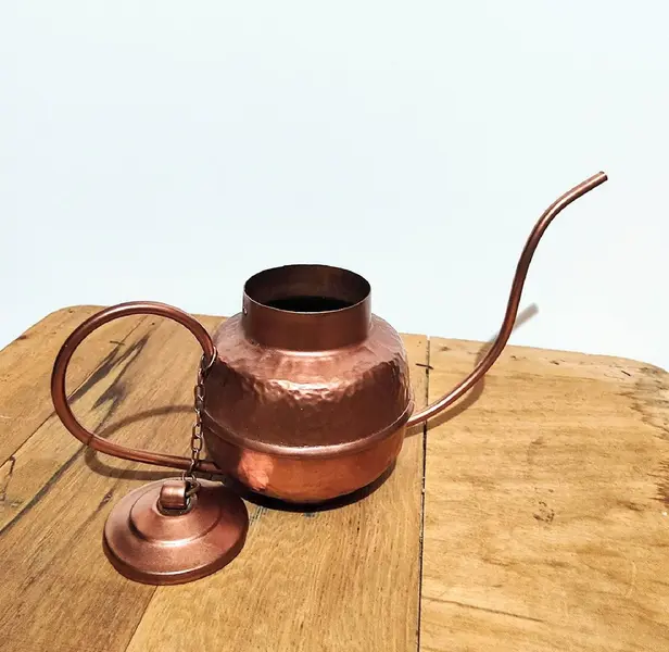 Foto de um(a) Regador em Cobre, Década de 1970, da categoria de Outros objetos decorativos. Regador em cobre com partes marteladas, e tampa com corrente, década de 1970. A: 13,5 cm / Diâmetro: 11 cm / distância entre... Mostrado de uma perspectiva diferente. Vendido no marketplace Trésors.