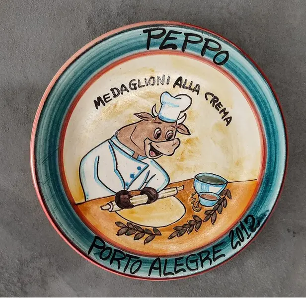 Foto de um(a) Prato Decorativo Peppo Cucina, Porto Alegre, 2012, da categoria de Pratos Decorativos. Prato em cerâmica com nome de restaurante da região sul do país. Peppo cucina, porto alegre, 2012. Pintura à mão com design... Mostrado de uma perspectiva diferente. Vendido no marketplace Trésors.
