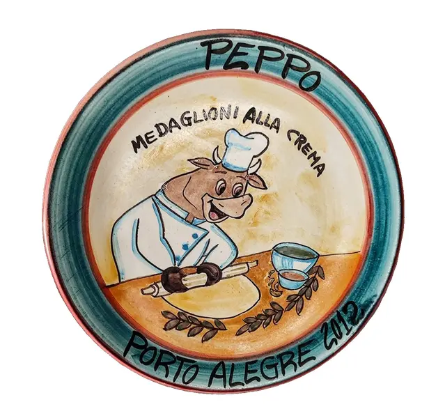 Foto de um(a) Prato Decorativo Peppo Cucina, Porto Alegre, 2012, da categoria de Pratos Decorativos. Prato em cerâmica com nome de restaurante da região sul do país. Peppo cucina, porto alegre, 2012. Pintura à mão com design... Vendido no marketplace Trésors.