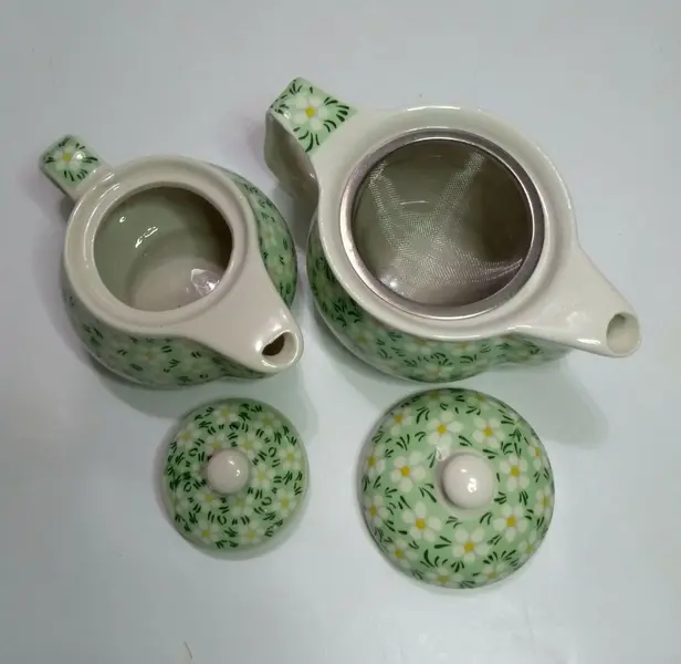Foto de um(a) Mini Bules, da categoria de Bules. Mini bule e chaleira (+ peneira) em porcelana policromada. Dimensões: A bule menor 8cm / Diâmetro 9cm / Peso: 280g A bule... Mostrado de uma perspectiva diferente. Vendido no marketplace Trésors.