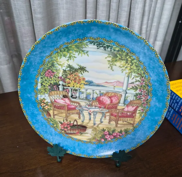 Foto de um(a) Prato Decorativo Porcelana Alemã Gloria Bavaria - Coleção Provence "Tea Time", da categoria de Pratos Decorativos. Exclusivo prato decorativo em legítima porcelana de alta qualidade (Fine Porcelain), produzido pela tradicional manufatura... Mostrado de uma perspectiva diferente. Vendido no marketplace Trésors.